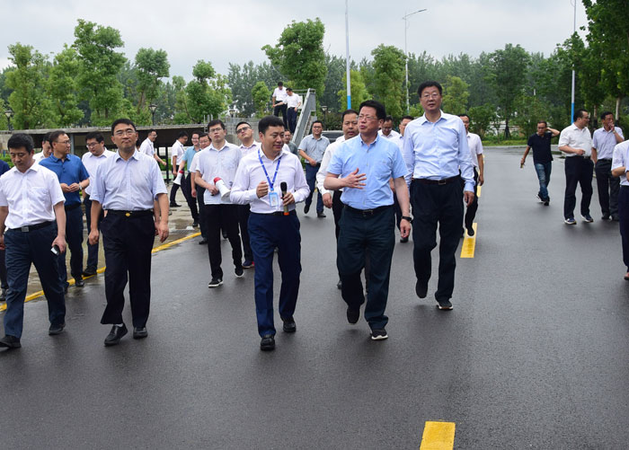 6月29日，副省長、市委書記楊光榮帶隊，深入晶宮綠建集團裝配式建筑產業(yè)基地，實地觀摩產業(yè)項目建設情況，推動全市在比學趕超中掀起產業(yè)項目建設新熱潮。.jpg